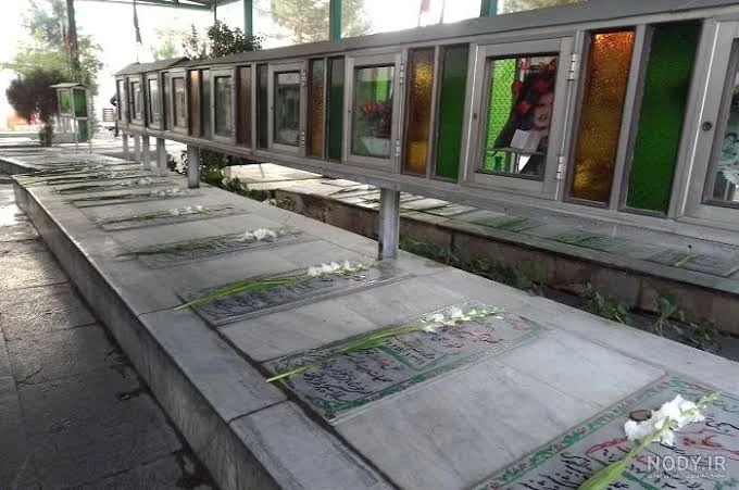 عکسبرداری از مزار شهدا در گلزار شهدا چهارصد دستگاه شهرک ولیعصر عج الله تعالی، کرج - استان البرز