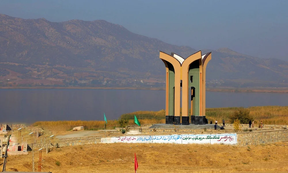 آرمیدن گوهرهای دوران دفاع مقدس در کنار دریاچه زریوار