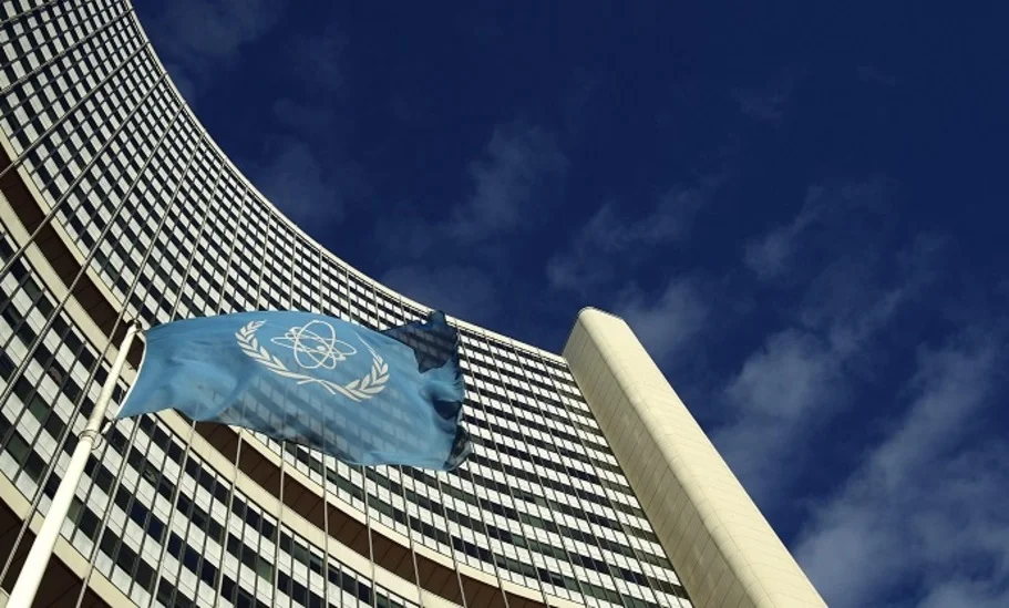 رقص شمشیر ایرانی در اتاق تاریک برجام